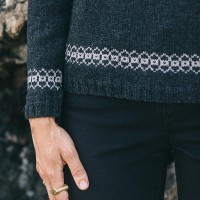 Пуловер, связанный по кругу снизу вверх