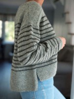Свободный пуловер полосатым узором