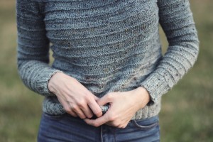 Пуловер, связанный чулочной вязкой и ребристым узором