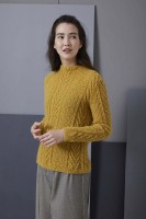Простой пуловер, связанный спицами из нити горчичного цвета