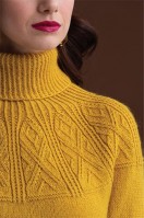 Пуловер с высоким воротником- стойкой, связанный спицами