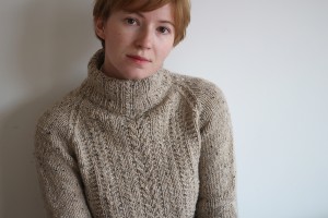 Короткий пуловер спицами с описанием