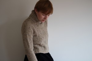Короткий женский пуловер