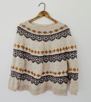 Пуловер спицами из пряжи ручной окраски