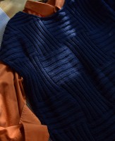 Пуловер, связанный квадратами ребристым узором