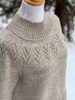 Пуловер с круглой кокеткой и регланом спицами