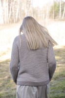 Женский пуловер с графическим узором
