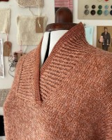 Стильный пуловер с шалевым воротником