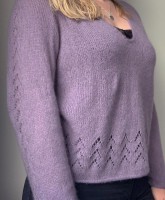 Красивый пуловер-реглан