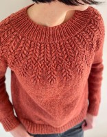 Красивый пуловер с текстурной кокеткой