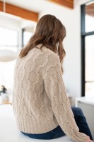 Пуловер с текстурным узором из кос описание