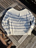 Красивый летний пуловер в полоску