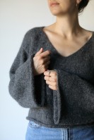 Стильный пуловер с широкими рукавами