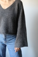 Стильный пуловер с широкими рукавами описание