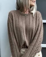 Стильный свитер с плечом-погоном