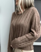 Стильный свитер с плечом-погоном