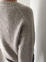 Пуловер с V горловиной и японским плечом