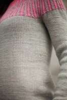 Женский пуловер сверху спицами