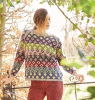 Разноцветный молодежный пуловер спицами с описанием и схемой