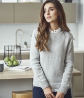 Женский пуловер спицами описание