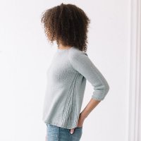 Расклешенный пуловер спицами
