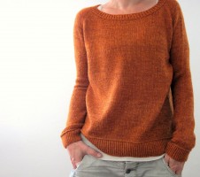 Пуловер реглан вяжется спицами сверху без швов