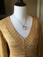 Пуловер спицами женский регланом сверху и V вырезом