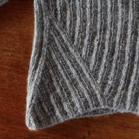 Пуловер связанный резинкой