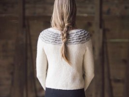 Пуловер с цветной кокеткой спицами для женщин