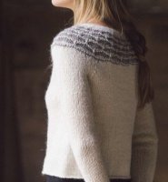 Пуловер с узором на кокетке вязаной спицами по кругу
