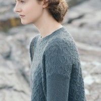 Женский пуловер вяжется спицами без швов