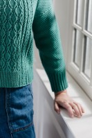 Женский пуловер узорами