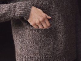 Изюминка модели - пуловер с карманчиком