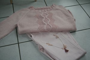 Красивый ажурный пуловер для девушек можно связать в бледно розовом цвете