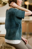 Пуловер с широкими руками вяжется спицами без швов