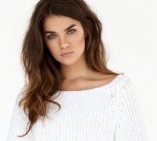 Белый пуловер спицами для женщин