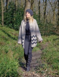 Модное вязаное осеннее пальто Cedar by Kim Hargreaves