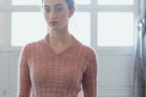 Пуловер с отделкой жемчужным узором спицами