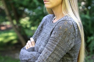 Пуловер женский вязанный спицами