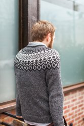 Пуловер связан снизу вверх