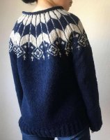 Вязаный спицами женский пуловер с круглой жаккардовой кокеткой
