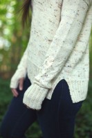 Свободный вязаный женский свитер спицами