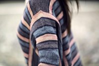 Вязаный спицами пуловер в полоску