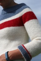 Белый пуловер с синими и красными полосками