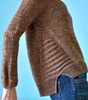 Вязаный спицами свободный пуловер  с рукавами-реглан и боковыми разрезами