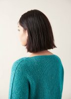 Яркий пуловер современного дизайна поперечной платочной вязкой.