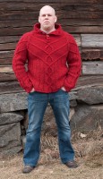 Мужской пуловер с высоким воротником спицами