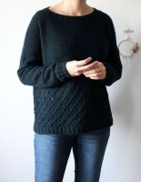 Описание вязания спицами пуловера с ажурной вставкой для женщин