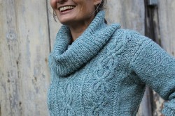 Женский свитер красивыми аранами спицами