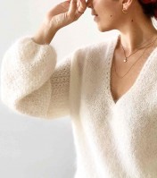 Женственный пуловер свободного силуэта с глубоким вырезом горловины и пышными рукавами связан из нежного мохера с шелком.
